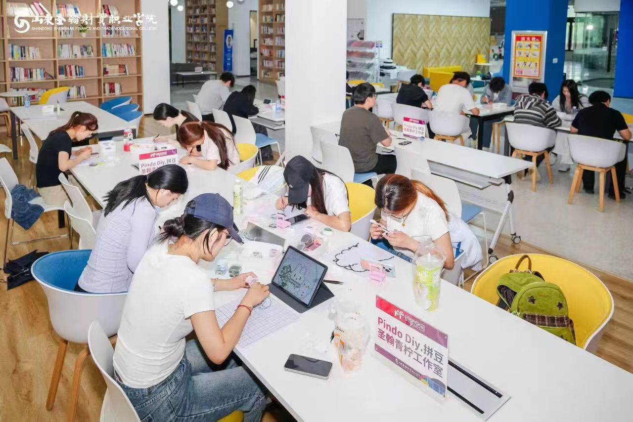 校园拼豆活动现场，多位顾客正在使用平板和图纸制作拼豆
