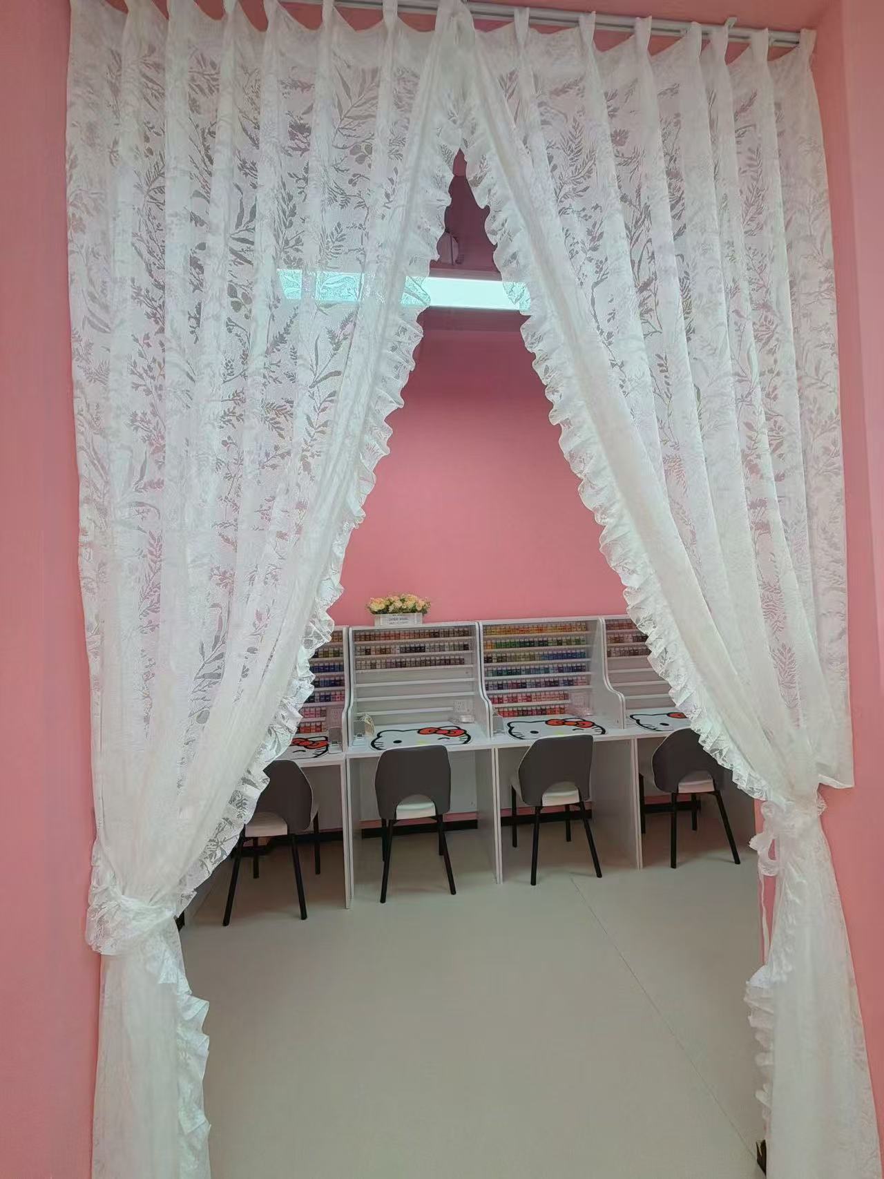 社区店蕾丝帘后的独立拼豆工位