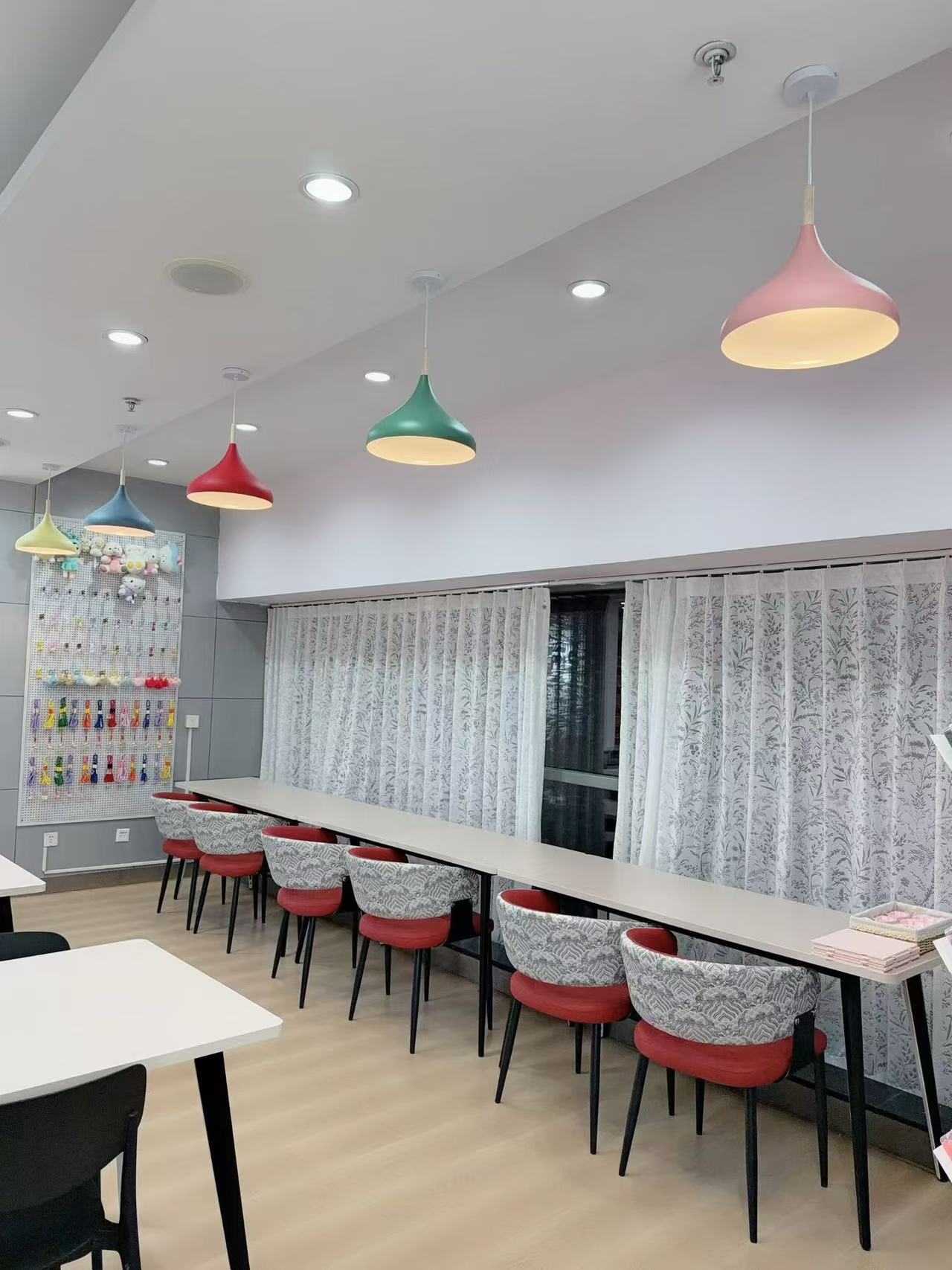 大学城店彩色灯具和拼豆长桌