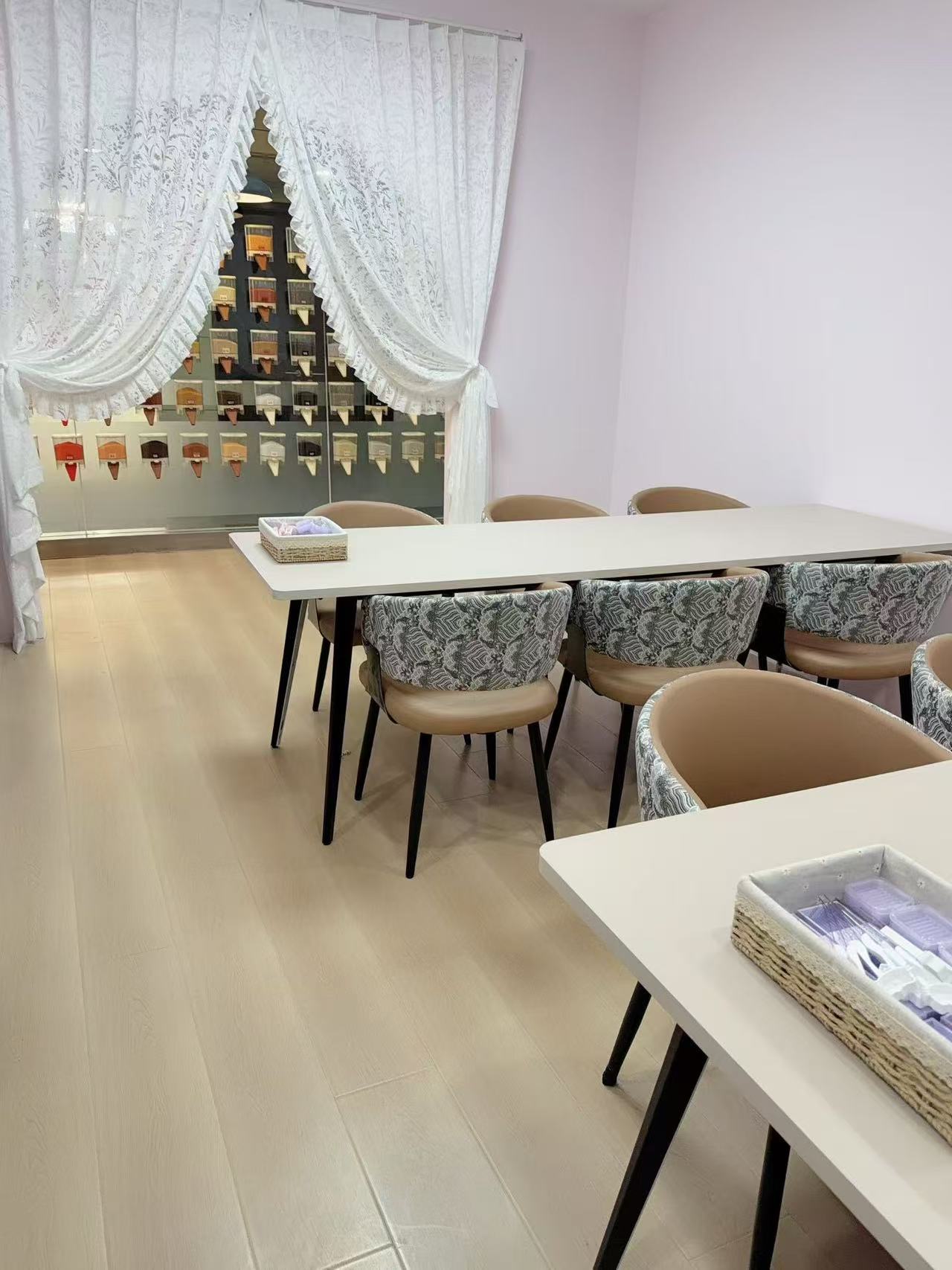 大学城店窗帘分区和体验长桌